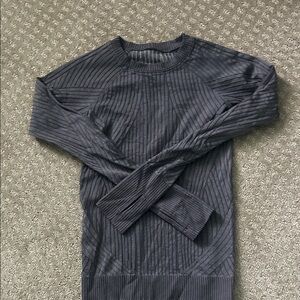 Lululemon long sleeved Gray/purple
Excellent condition. No rips,runs or pilings